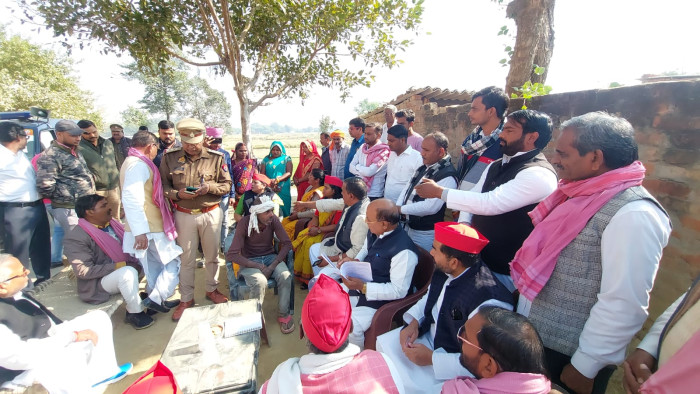 भदोही के रडई गांव पहुंचे सपा नेता, हत्यारों को गिरफ्तार करने की  पुरजोर मांग उठाई*